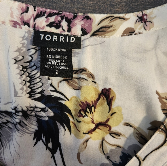 White Floral Hi-Lo Long Sleeve Tunic Blouse - Picture 6 of 8